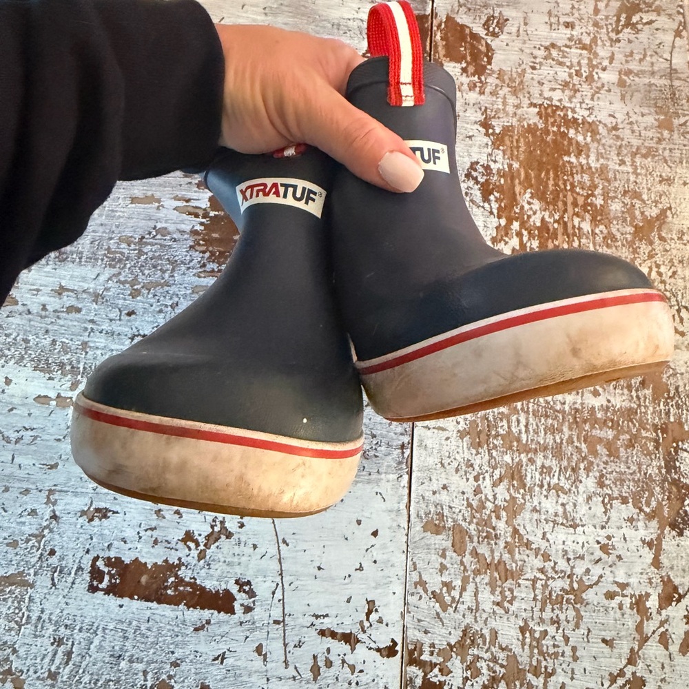 Kids Xtratuf ankle deck boots size 5 - Picture 4 of 5